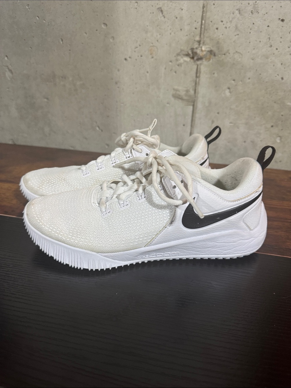 Nike White air zoom women’s size 9 Sneakers with Black Swoosh